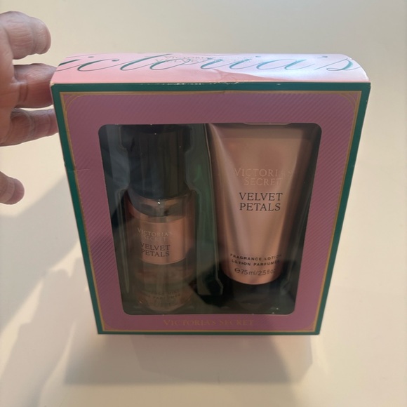 Victoria's Secret Velvet Petals Fragrance Mist & Lotion Gift Set - Pink NEW - Picture 3 of 5